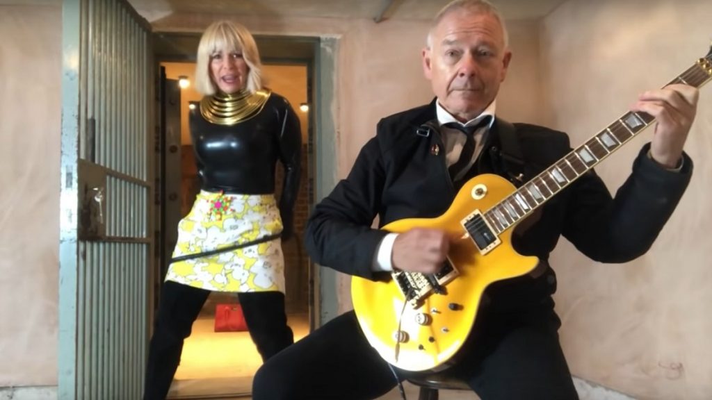 Robert Fripp (King Crimson) z zabawną przeróbką przeboju Led Zeppelin