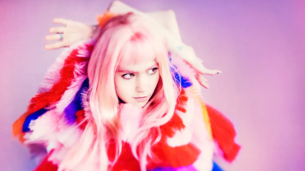 Grimes powraca z mrocznym singlem inspirowanym AI. Sprawdź!
