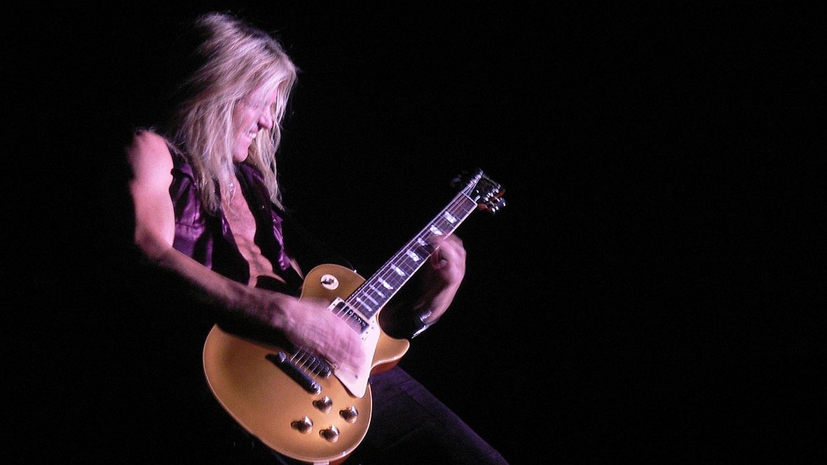 Doug Aldrich przestrzega gitarzystów i wskazuje błąd, który popełnia większość z nich