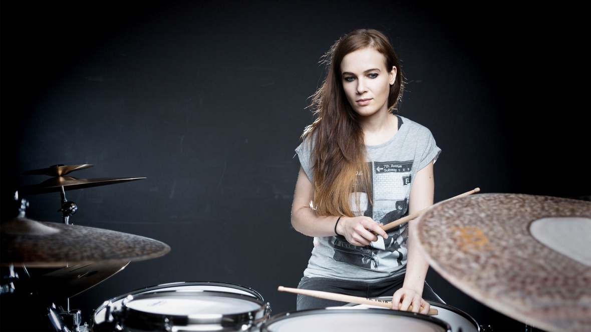 To ona spróbuje wejść w buty legendy. Kim jest Anika Nilles, nowa perkusistka Rush?