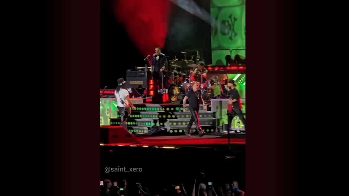 Axl Rose WŚCIEKŁ SIĘ podczas koncertu Guns N’ Roses. Rzucił mikrofonem i kopnął w perkusję!