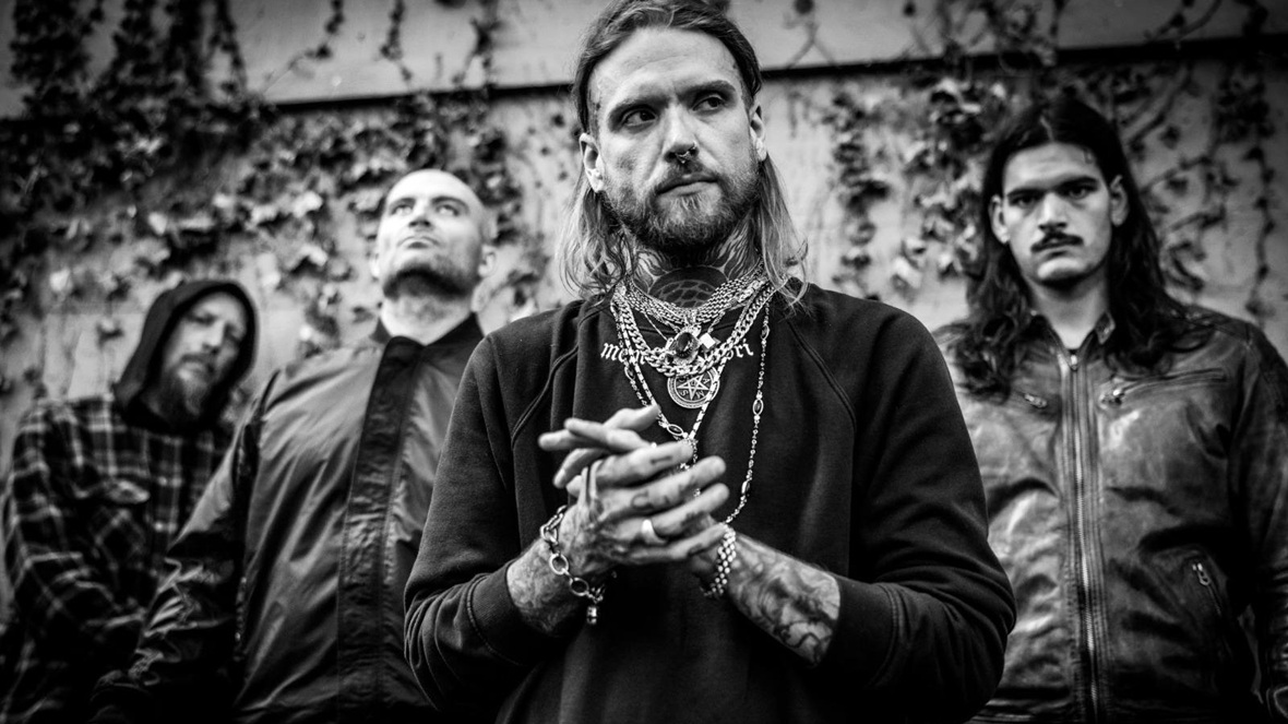 Trzej członkowie deathmetalowego zespołu wyrzucili lidera na stacji benzynowej